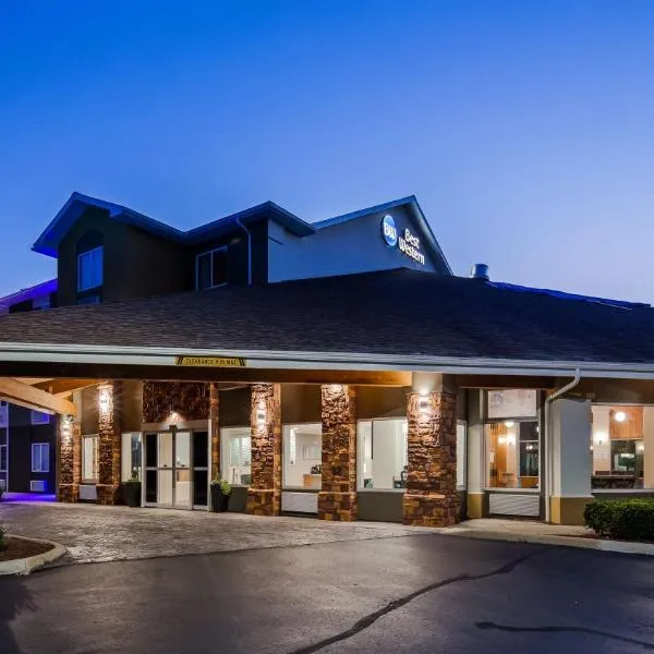 Best Western DeWitt，位于Holt的酒店