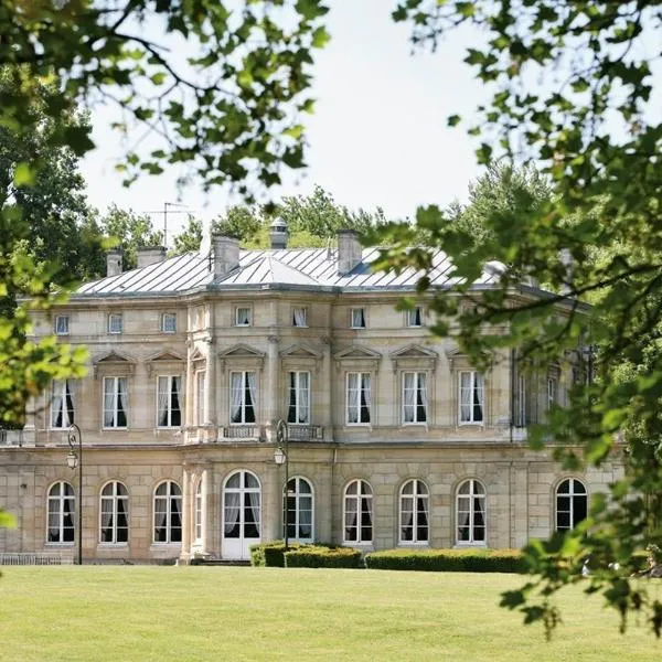 莫特费内隆城堡酒店，位于Doignies的酒店