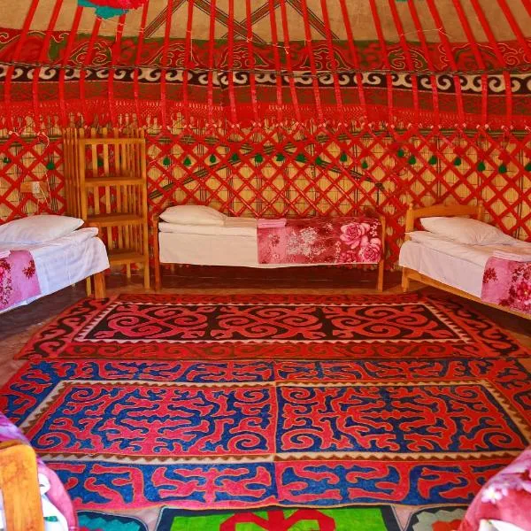 Happy Nomads Yurt Camp & Hostel，位于卡拉科尔的酒店