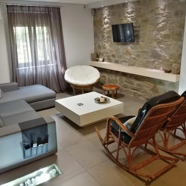 Modern Residence in the Center of Trikala，位于特里卡拉的酒店