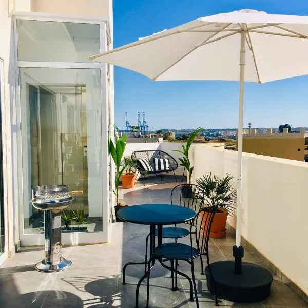 Deluxe Penthouse Charming Location Rooftop Views，位于马尔萨什洛克的酒店