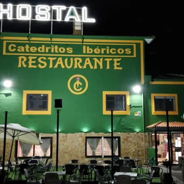 Hostal Catedritos Ibéricos A-5 Km 154 A 5 KM DE OROPESA A 1 KM DE HERRERUELA DE OROPESA，位于Aldeacentenera的酒店