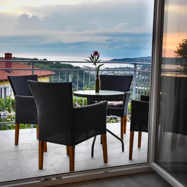 Apartma med oljkami - Portorož，位于波尔托罗的酒店