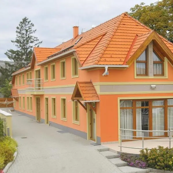 Publo Étterem és Panzió,位于Csákvár的酒店