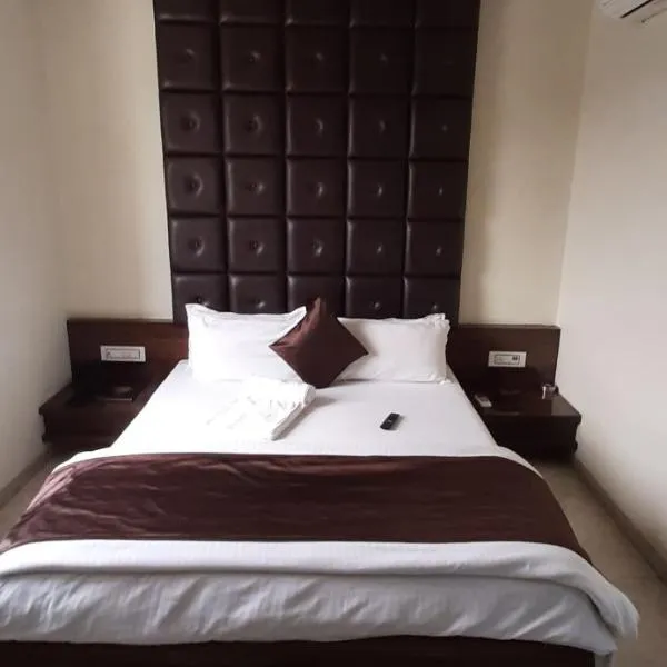 Hotel Shahi Darbar，位于Navsāri的酒店