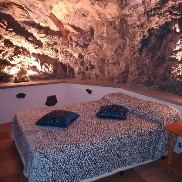 Casa cueva El perucho，位于La Hidalga的酒店