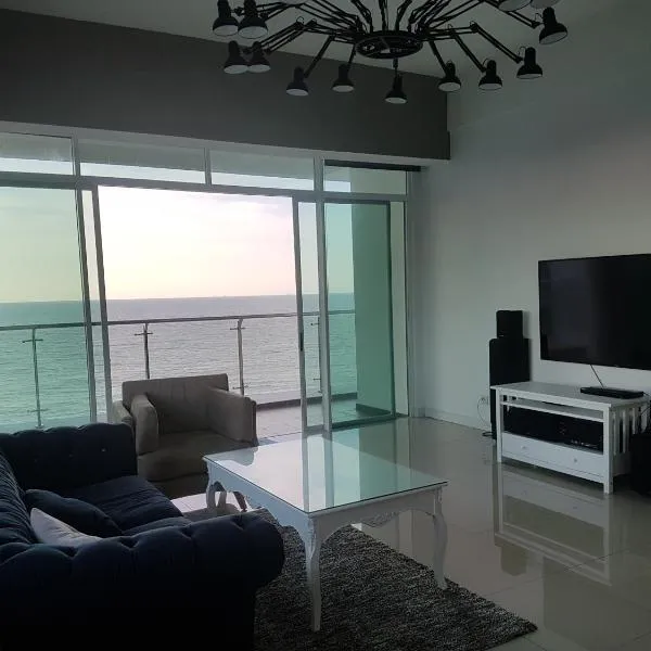 Bay Resort Condominium, 7, Beach-front Sea view, 6-8 PAX，位于米里的酒店