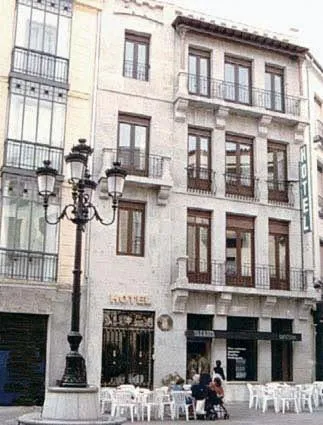 Hotel Rey Niño，位于Herradón de Pinares的酒店