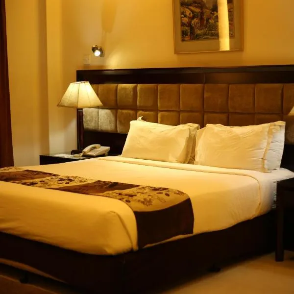 THE AVENUE HOTEL & SUITES，位于Rāmpur的酒店