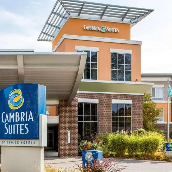 Cambria Hotel Traverse City，位于Williamsburg的酒店