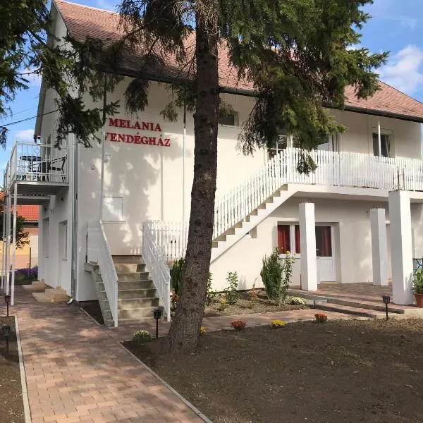 Melánia Vendégház，位于Balatonfőkajár的酒店