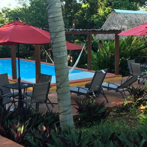 The Pickled Onion Hotel & Restaurant Uxmal，位于Santa Elena的酒店