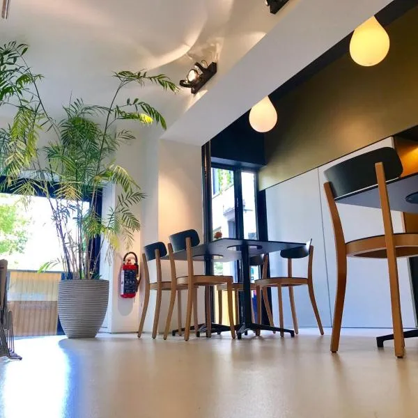  黄色潜水艇住宿加早餐酒店，位于安特卫普的酒店