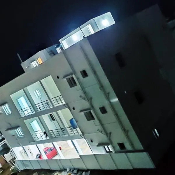 Shri Sai Apartment AC，位于Kāramadai的酒店