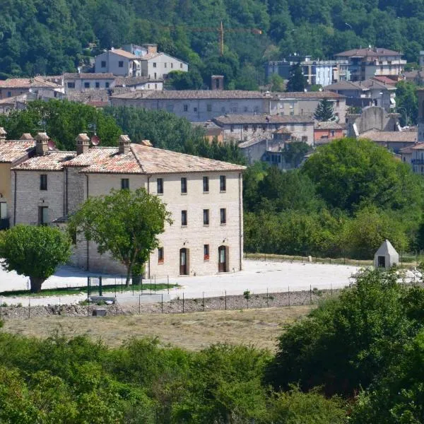 Agriturismo Antico Muro，位于Serra SantʼAbbondio的酒店