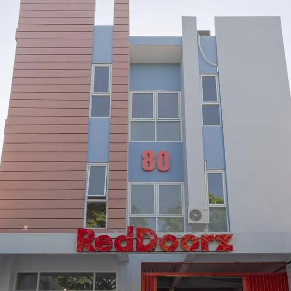 RedDoorz Plus Syariah @ Raya Nginden 2，位于泗水的酒店