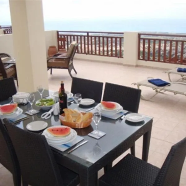 First floor 2 bedroom apartment, large balcony, amazing sea views, communal pool，位于佩亚的酒店