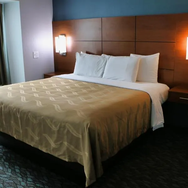 Quality Inn & Suites Watertown Fort Drum，位于Sackets Harbor的酒店