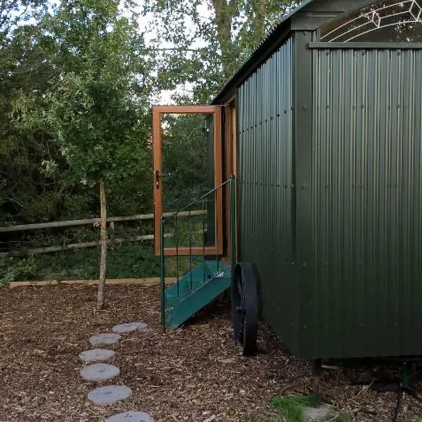 Glamping Malvern shepherd hut，位于Ombersley的酒店