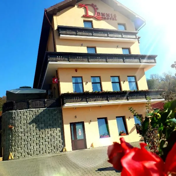 Hotel Dennis，位于Tîrnăveni的酒店