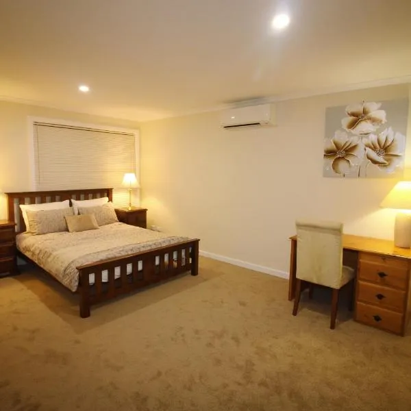 Silver House - Melbourne Airport Accommodation，位于墨尔本的酒店