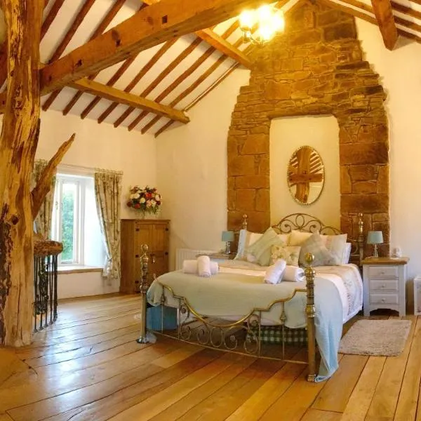 The Tree House Cumbria, unique, romantic, quirky cottage，位于Beckermet的酒店