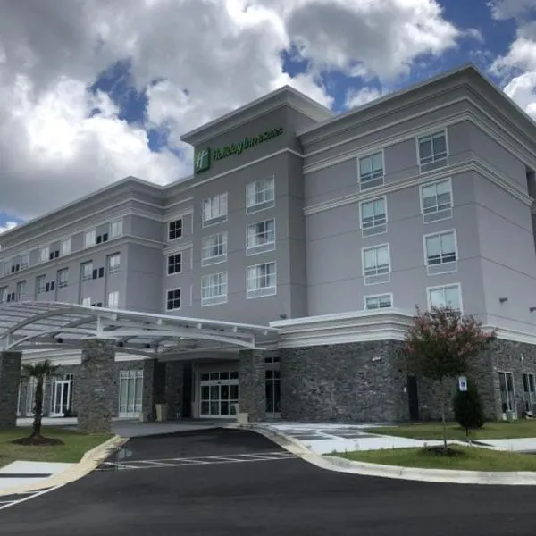 Holiday Inn & Suites - Fayetteville W-Fort Bragg Area, an IHG Hotel，位于Raeford的酒店
