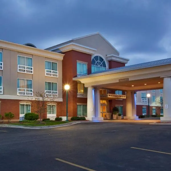 北格兰德拉匹兹快捷假日&套房酒店，位于Cedar Springs的酒店