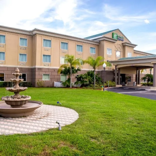 Holiday Inn Express & Suites Cocoa, an IHG Hotel，位于可可的酒店