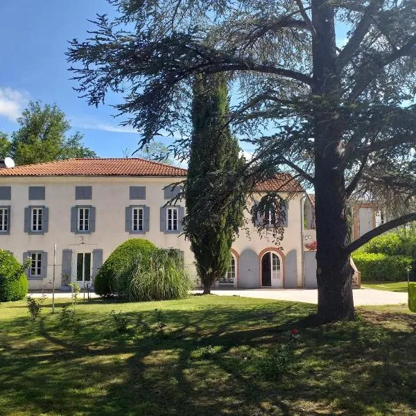 Chez Celine et Philippe Chambre atelier dans propriété de charme avec piscine，位于Canens的酒店