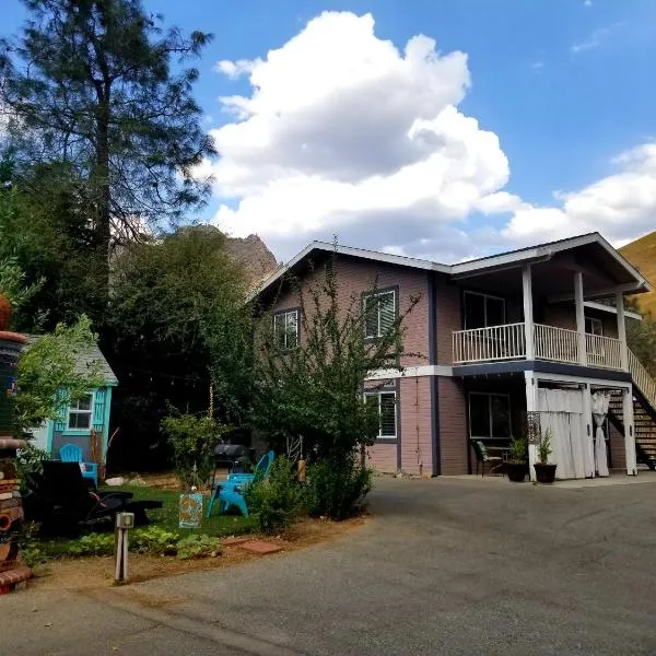 Sacred Mtn River Suites，位于Wofford Heights的酒店