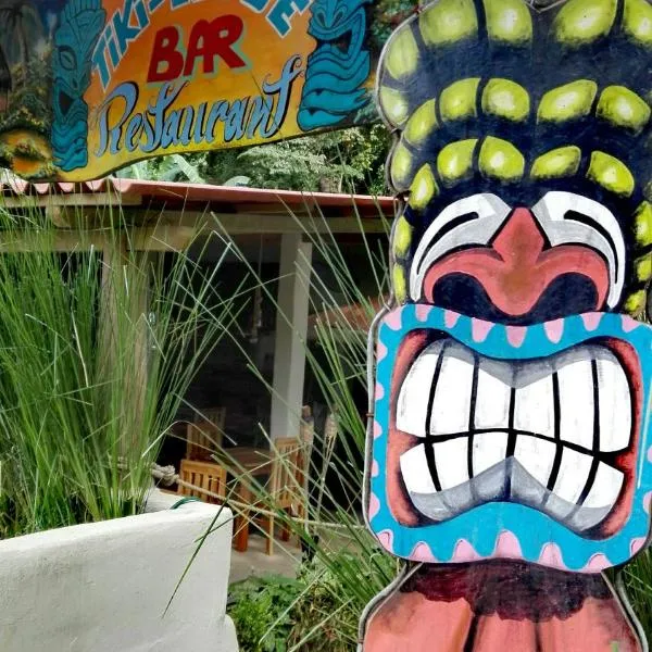 Tiki Lodge Bar & Restaurant，位于圣卡塔利娜岛的酒店