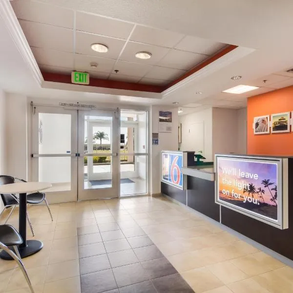 Howard Johnson by Wyndham Lemoore，位于勒穆尔的酒店