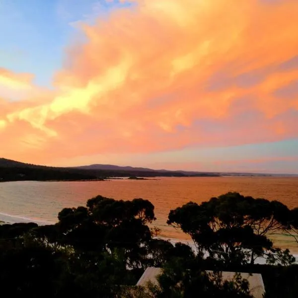 DOLPHIN LOOKOUT COTTAGE - amazing views of the Bay of Fires，位于比那隆湾的酒店