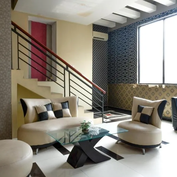 RedDoorz near Monumen Habibi Ainun，位于Parepare的酒店