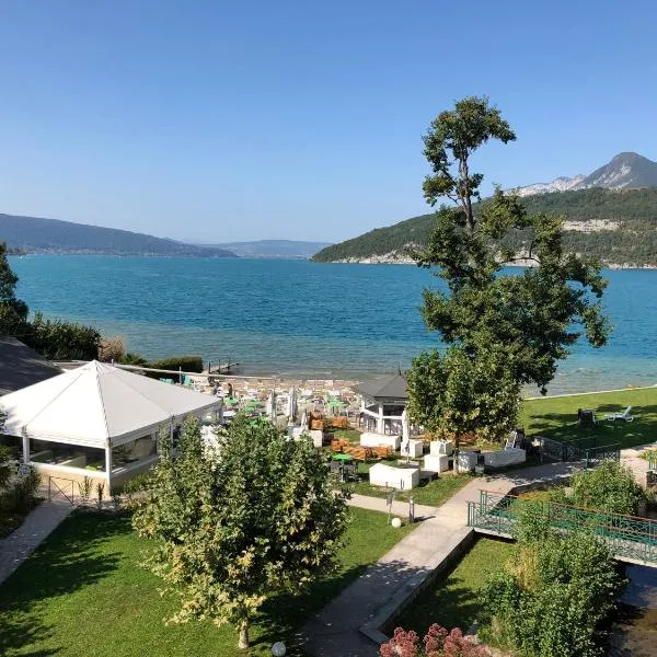 Logement atypique avec vue unique panoramique sur le lac d’Annecy, dans une résidence avec plage et ponton privée sur la commune de Duingt (Rive gauche du lac).，位于杜约特的酒店