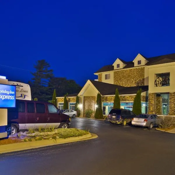 麦基诺城市快捷假日酒店，位于Carp Lake的酒店