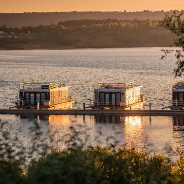 Hausboote und Ferienhäuser Marina Mücheln，位于萨勒河畔哈雷的酒店