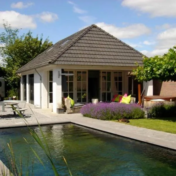 Gardenhouse with private jacuzzi and sauna，位于Teteringen的酒店