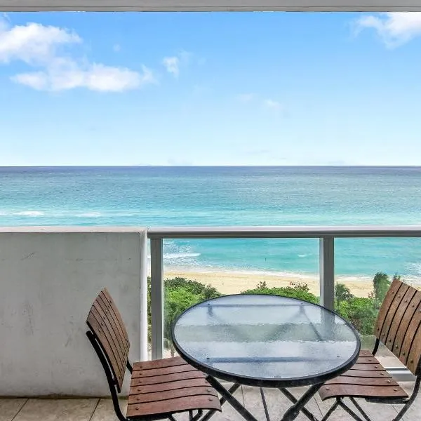 Castle 828 Oceanfront view with balcony, pool, tennis, beach access and free parking!，位于迈阿密海滩的酒店