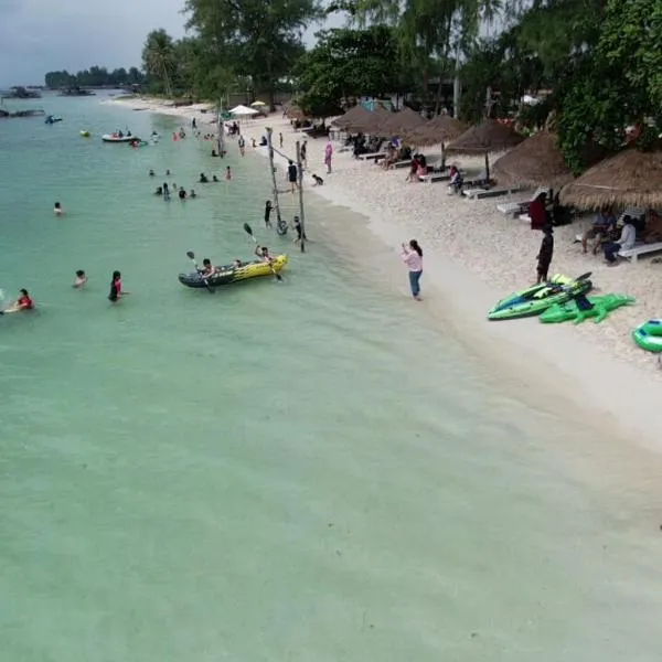 Madu Tiga Beach and Resort，位于丹戎槟榔的酒店