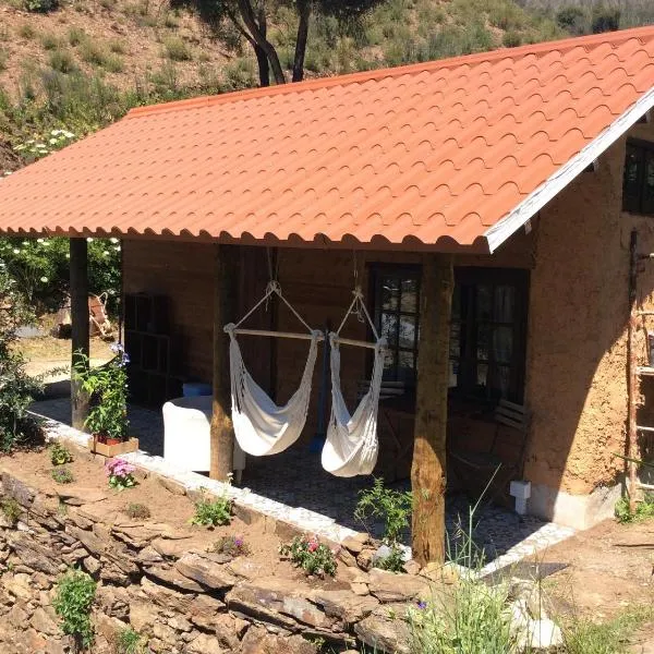 Unique Tiny House with Natural Building Techniques，位于Alqueidão de Santo Amaro的酒店