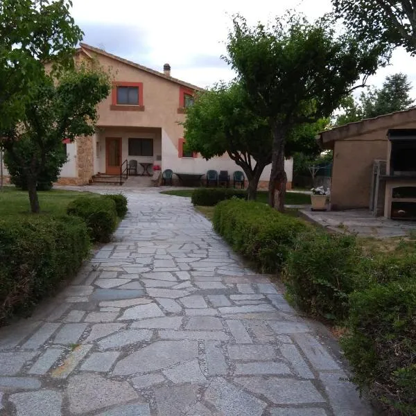 Casa Rural Las Tuyas en Segovia，位于Pinilla del Valle的酒店