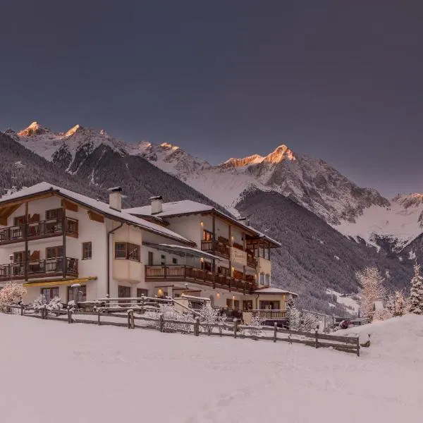 Berghotel Johanneshof，位于安泰塞尔瓦·迪·梅佐的酒店