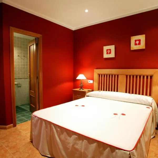 APARTAMENTOS HOTEL 77，位于Alpera的酒店