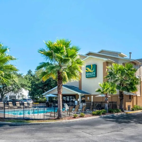 Quality Inn & Suites Leesburg Chain of Lakes，位于Howey in the Hills的酒店