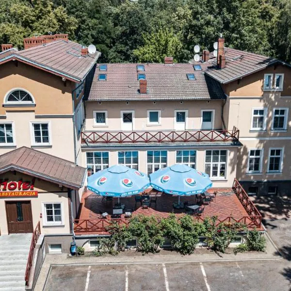 Dworek Brodowo Restauracja Hotel Przyjęcia，位于扎涅梅希尔的酒店