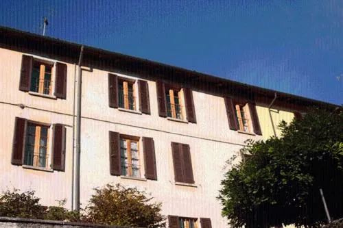 卡米莉尔旅馆，位于Brissago Valtravaglia的酒店