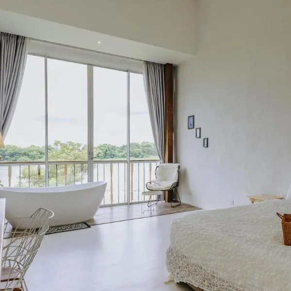 White Wall Riverfront Hotel，位于甘烹碧的酒店