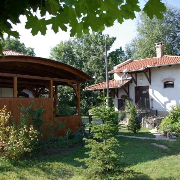 Dabasi Lovas Vendégház，位于Kakucs的酒店